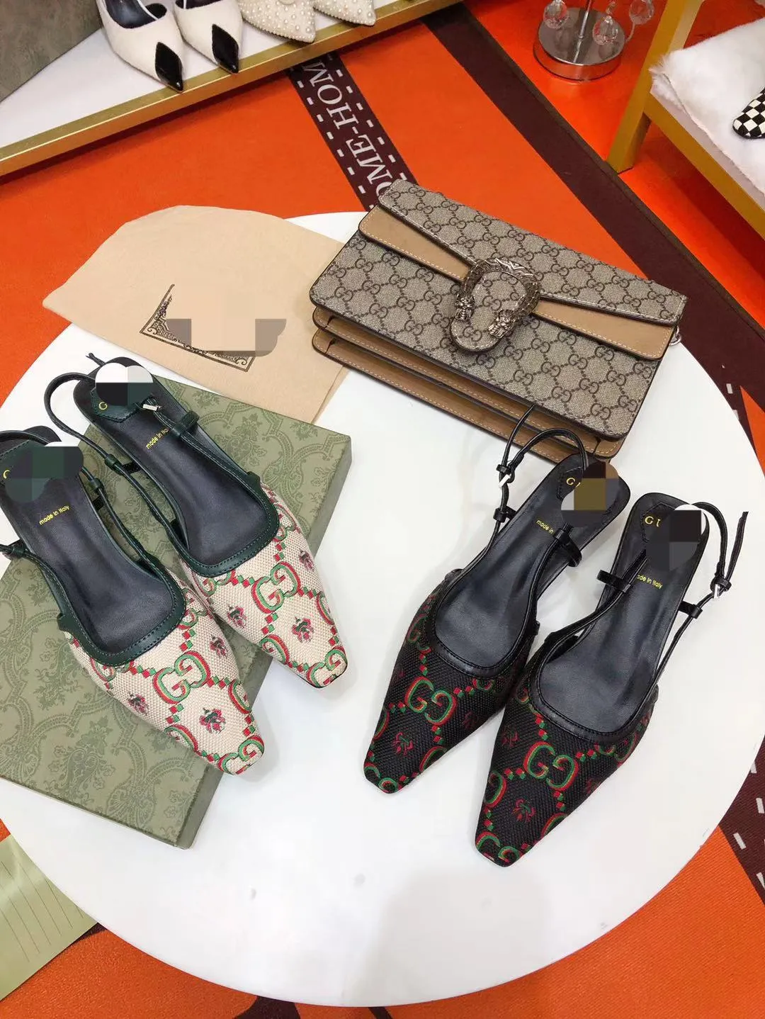 👟👟Ex-factory price 460👟👟 Gucci & Vintage 2025 spring new style second-hand original fabric/hot diamond mesh sandals, this series of sandals are so beautiful, you must buy them, Vintage things are like this, the longer they are, the more they taste👍🏻They are very elegant on the feet. Upper: Original Logo fabric Foot pads: Sheepskin Heel height: 4.5cm Sole: Genuine leather outsole Size: 34-41 (40 and 41 custom-made, non-refundable and non-exchangeable, with full set of packaging)